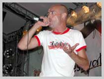 Reuno, chanteur du groupe Lofofora.